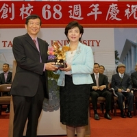 第32届淡江菁英_金鹰奖得主-物理系张仁正校友(左)及张家宜董事长(右)