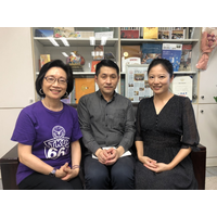 2020_0614 法文系校友卓训琦学长(中)与财金系校友陈冠儒学姐(右)伉俪来访