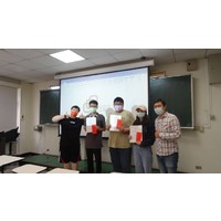 经济学系系友大会 -
获奖同学与系主任、系友会理事长合照