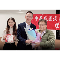 企管系得奖学生与捐款者刘鸿勳系友等合照