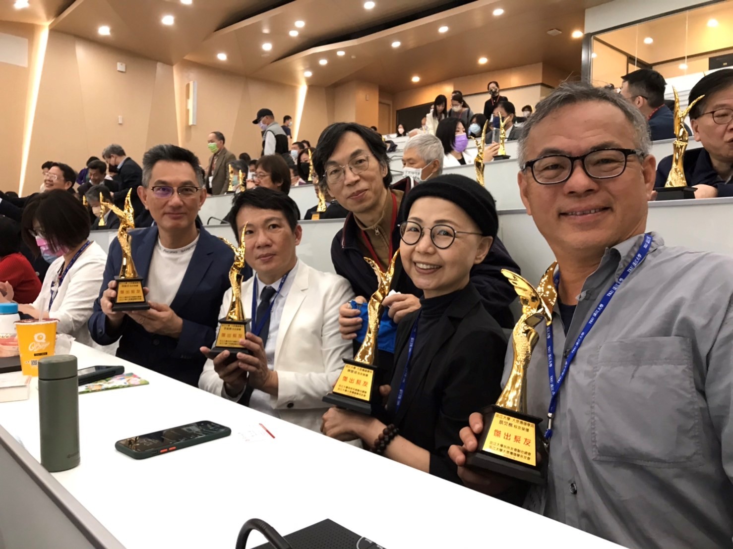 林芥佑理事長與傑出系友合照 林芥佑理事長與傑出系友合照