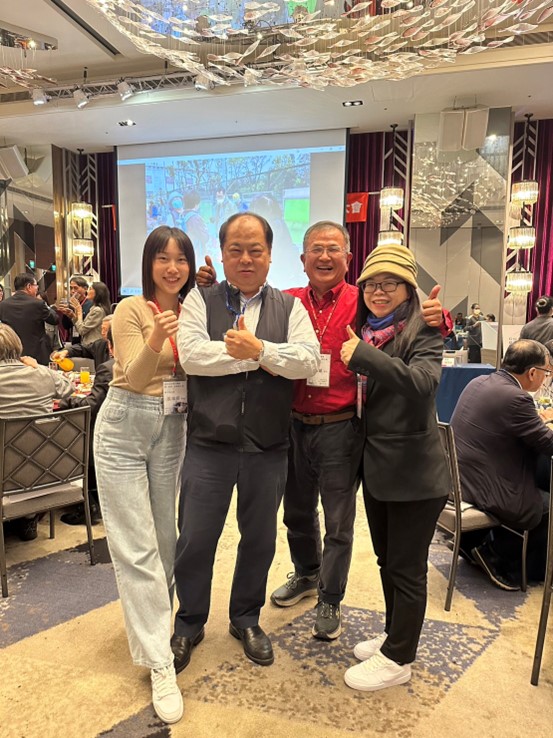 3-2-2_圖攝於系所友會聯合總會第7屆第1次會員大會,左一為舊任張瑞妍會長,右一為新任林秀蓉會長(德文系友會提供) 3-2-2_圖攝於系所友會聯合總會第7屆第1次會員大會,左一為舊任張瑞妍會長,右一為新任林秀蓉會長(德文系友會提供)