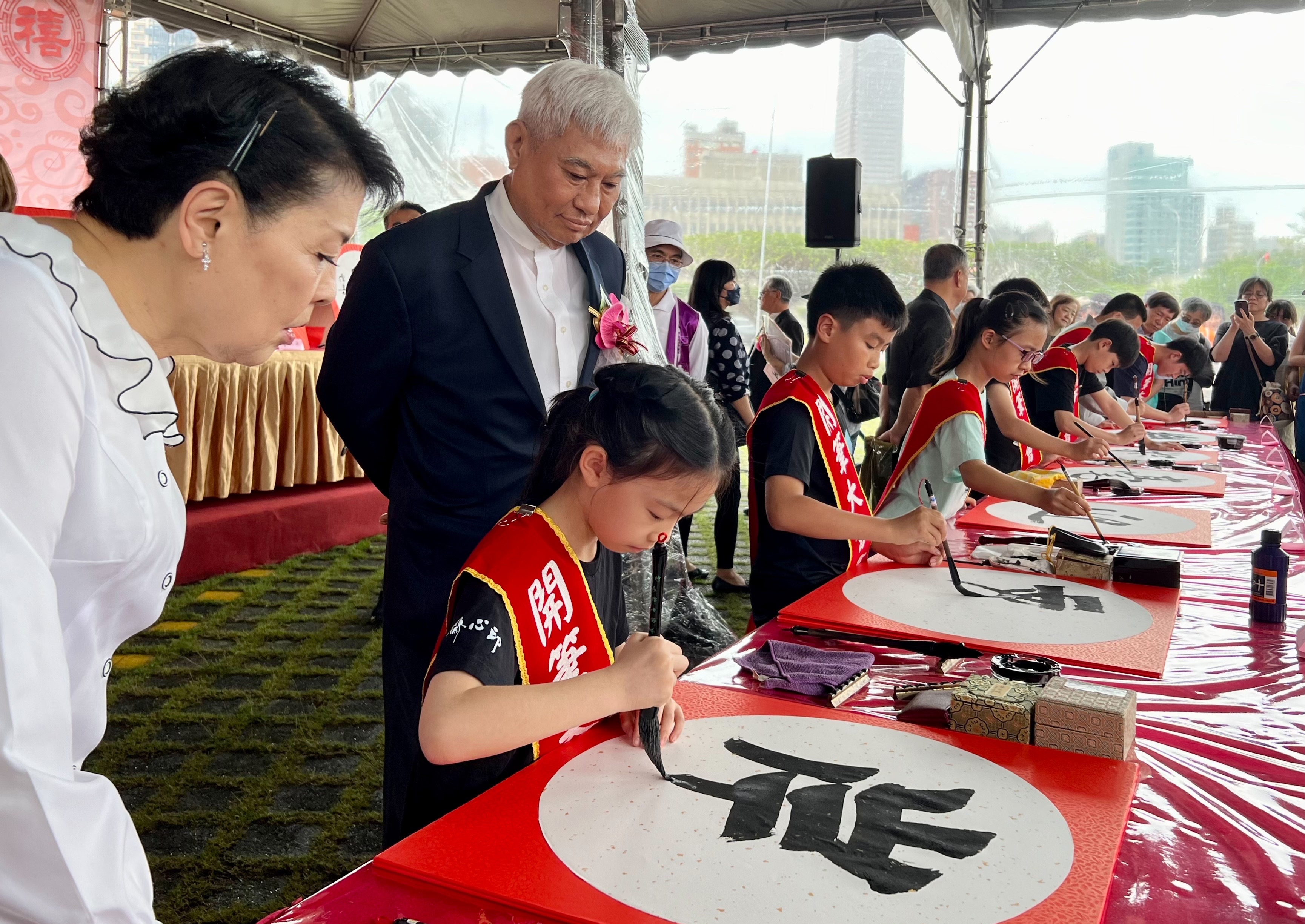 1-2-2_世界校友会联合会总会长陈进财出席甲辰新春开笔挥毫大会_为震灾祈福 1-2-2_世界校友会联合会总会长陈进财出席甲辰新春开笔挥毫大会_为震灾祈福