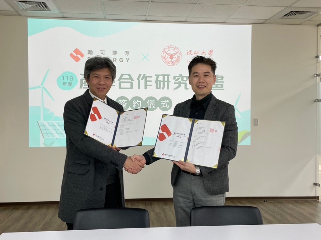 ◎本校化材系主任林正嵐(左)及翰可能源總經理莊景名代表簽署 ◎本校化材系主任林正嵐(左)及翰可能源總經理莊景名代表簽署