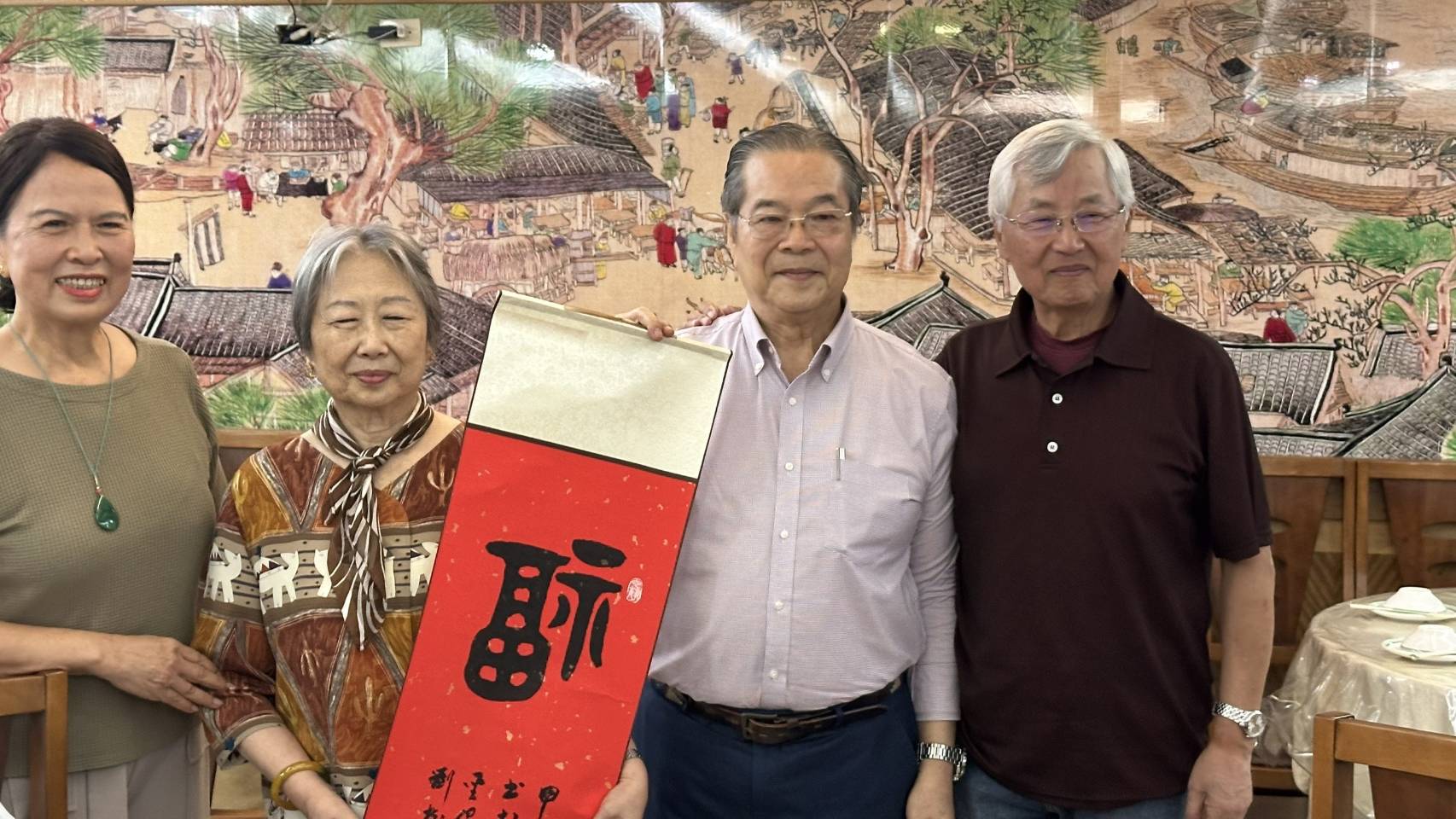 ◎創會會長劉樹德(右1)贈墨寶予會長林嬋珠 (左2)及其夫婿程文浩(右1) ◎創會會長劉樹德(右1)贈墨寶予會長林嬋珠 (左2)及其夫婿程文浩(右1)