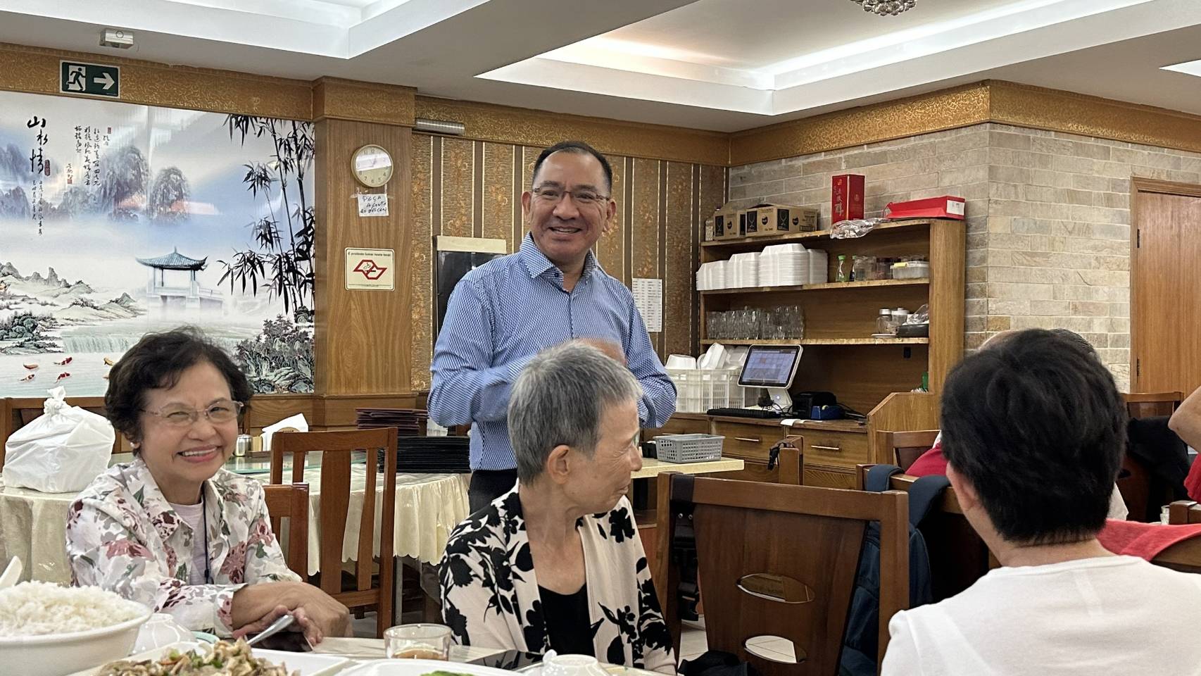 ◎文教中心主任尤正才(站立者)向校友們賀新春 ◎文教中心主任尤正才(站立者)向校友們賀新春