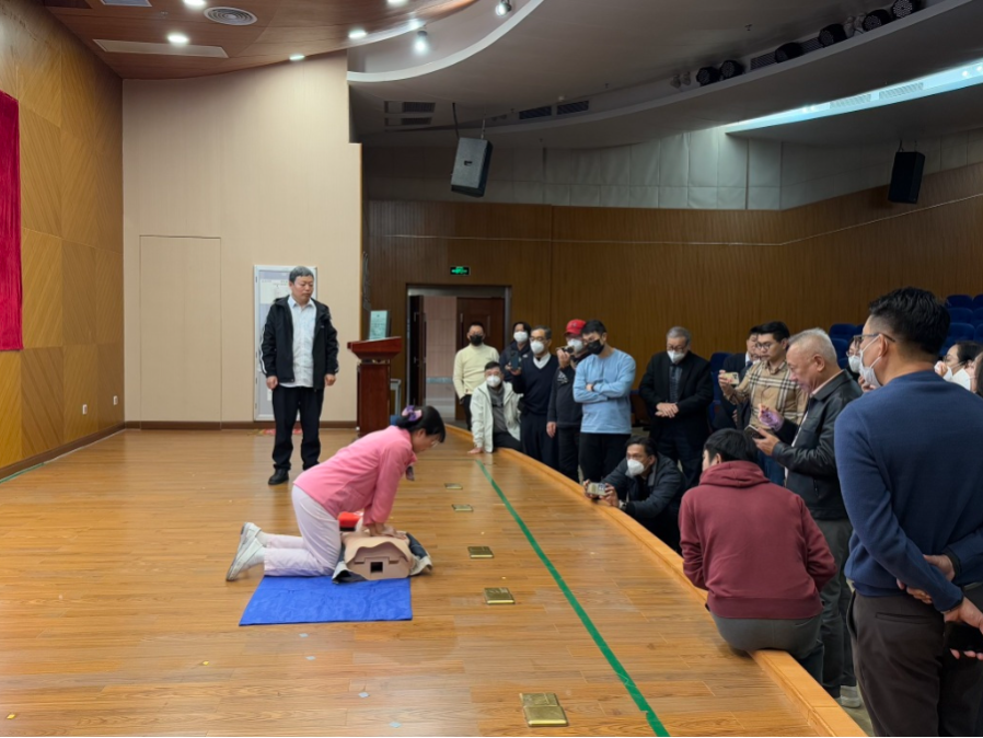 ◎校友们学习CPR流程 ◎校友们学习CPR流程