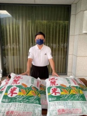 【校友抗疫】傅崐萁捐千斤白米 提供爱心便当