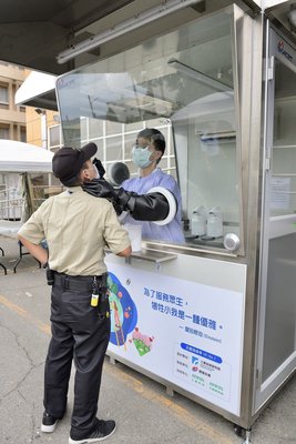【校友抗疫】上银集团捐赠50座采检亭