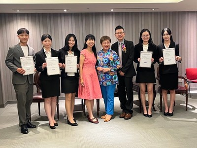 風保系友黃秀玲捐2000萬回饋母校 設置現代保險獎學金