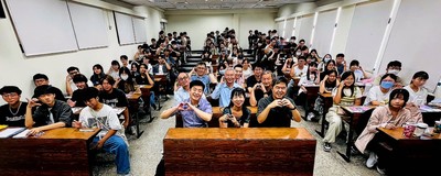 風保系友會參加大一新訓 贈保險護照與學習USB
